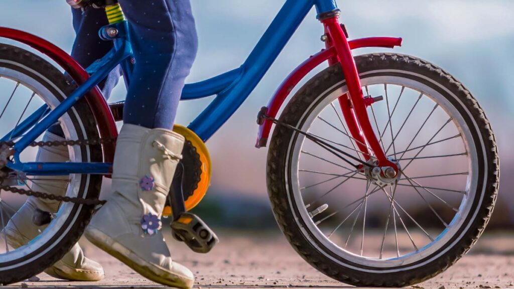 niña en bici