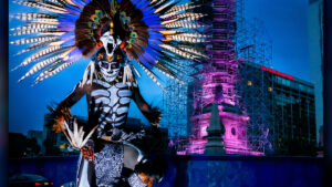Danzante prehispánico en Día de Muertos