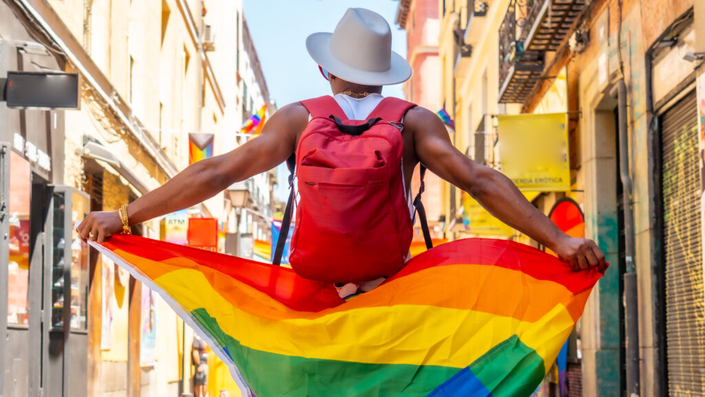 Viajar con Orgullo: Cómo ser una persona aliada de la Comunidad LGBTIQ+ en tus viajes 🌈🚌