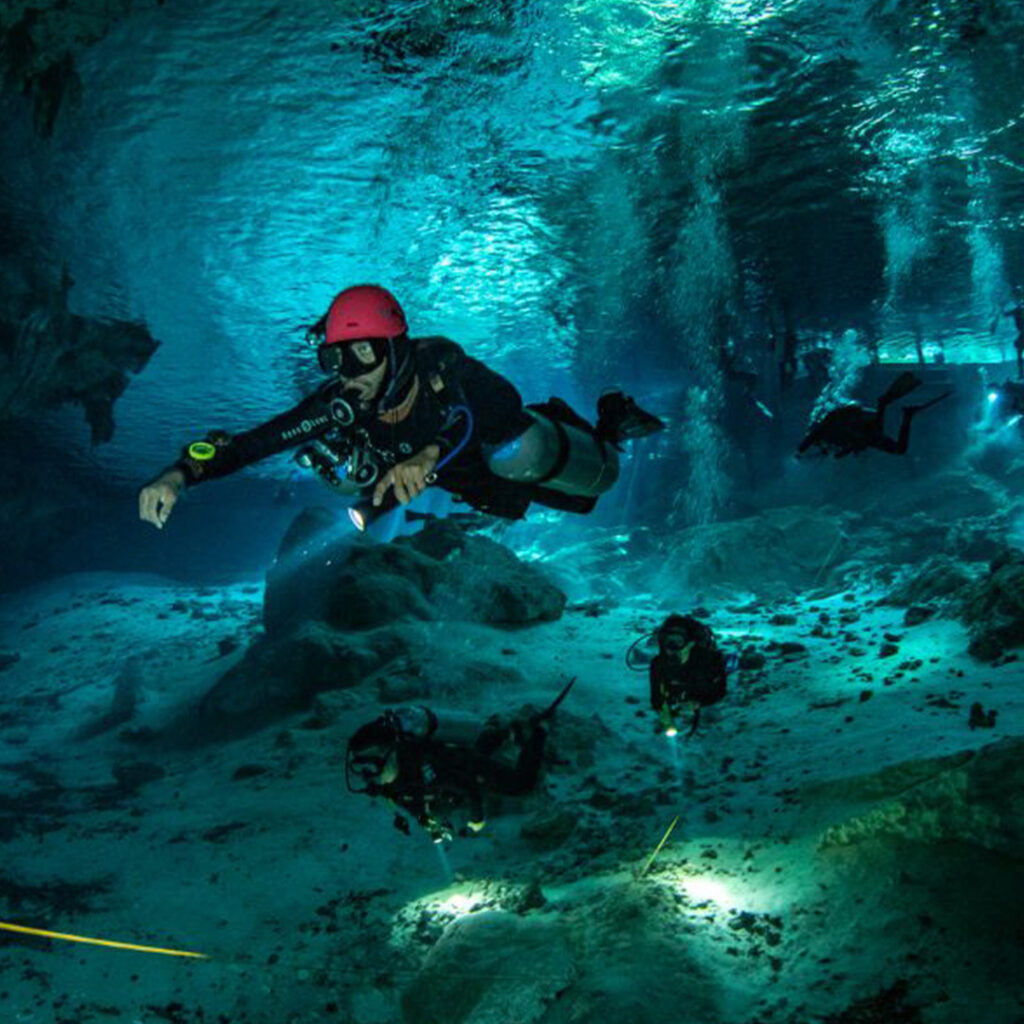 Buceo y Snorkel en el Cenote Dos Ojos