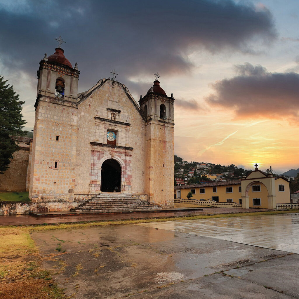 Atardecer en Iglesia de Capulálpam